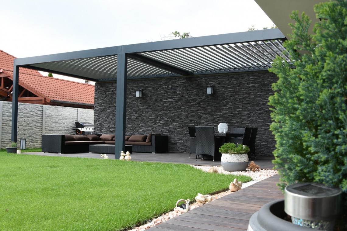 Bioklimatická pergola s naklápěcími lamelami PLACEO